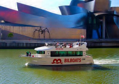 Barco de Bilboats con el Museo Guggenheim de fondo