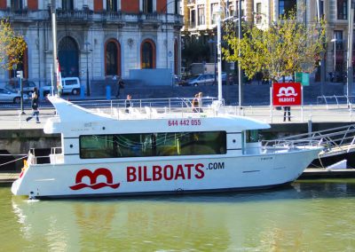 El barco de Bilboats en el embarcadero de Pio Baroja de Bilbao