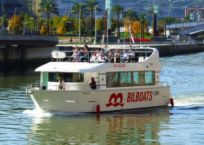 Barco de Bilboats por la ría de Bilbao