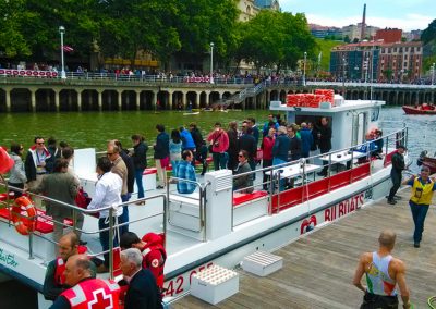 Evento en la ría de Bilbao. Barco Ibai Eder de Bilboats