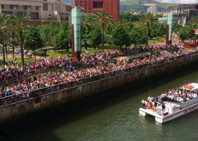 Barco Ibai Eder de Bilboats por la ría de Bilbao